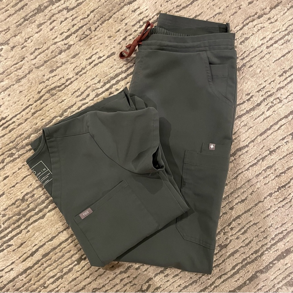 Figs scrub set - Catarina top (XS) and Yola Skinny Pant in tall bottoms (M)